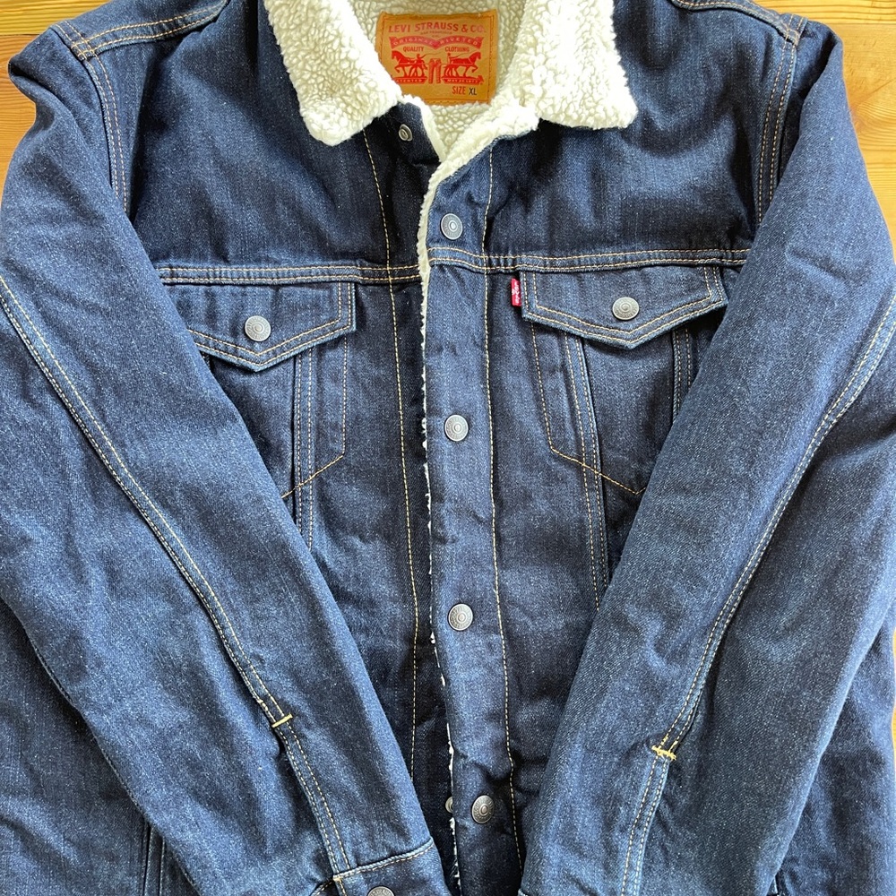 Levi's Men's Dark Blue Denim Jacket with White Sherpa Collar